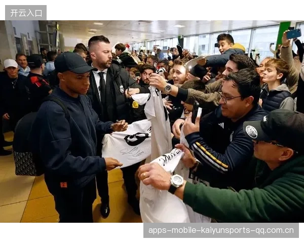 姆巴佩训练间隙为粉丝签名写下鼓励的话语——足坛天才的温暖瞬间
